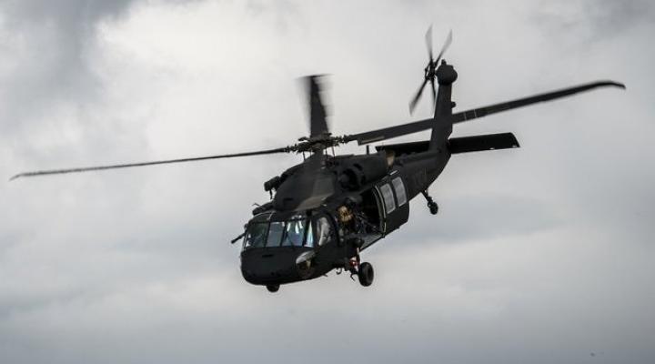 S-70i Black Hawk w locie - widok z przodu z ukosa (fot. MON)
