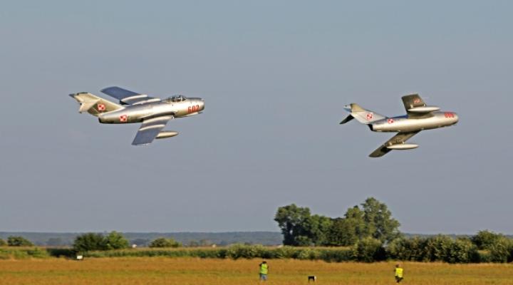 SBLim2 "006" oraz Lim2 "602" w locie nad lotniskiem w Piotrkowie Trybunalskim (fot. azp.com.pl)