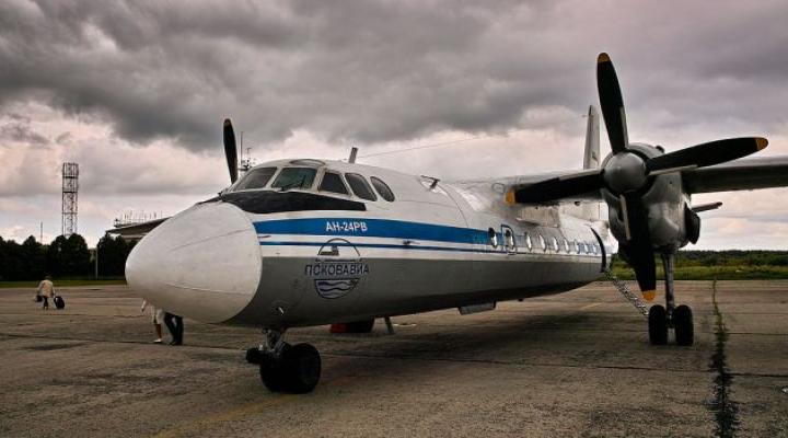 Samolot An-24 w barwach rosyjskiego przewoźnika Pskovavia (fot. pl.wikipedia.org)
