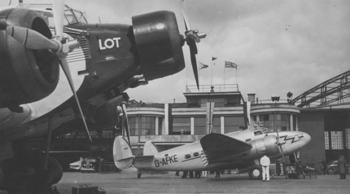 Junkers Ju-52 należący do PLL LOT. W tle Lockheed L-14 Super Electra brytyjskich linii lotniczych British Airways (fot. NAC)