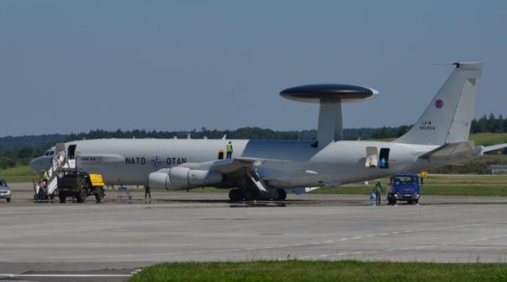 Samolot NATO AWACS na płycie lotniska w Krakowie (fot. DG RSZ/Twitter)