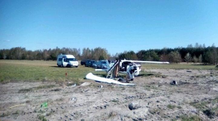 Samolot Topaz spadł na początku pasa startowego w Bobrownikach (fot. KPP w Łowiczu)