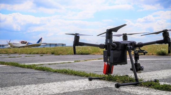 Samolot i dron na lotnisku (fot. cedd.pl)