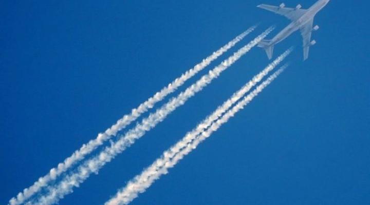 Samolot na niebie - smugi kondensacyjne (fot. Piotr Bożyk/PAŻP)