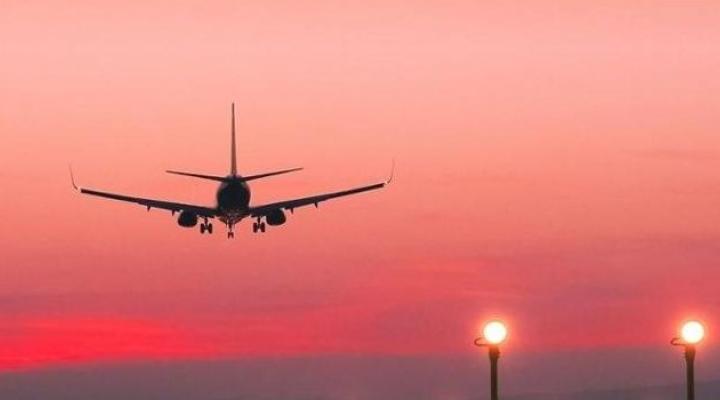 Samolot pasażerski - lądowanie - wschód słońca (fot. Ministerstwo Infrastruktury)
