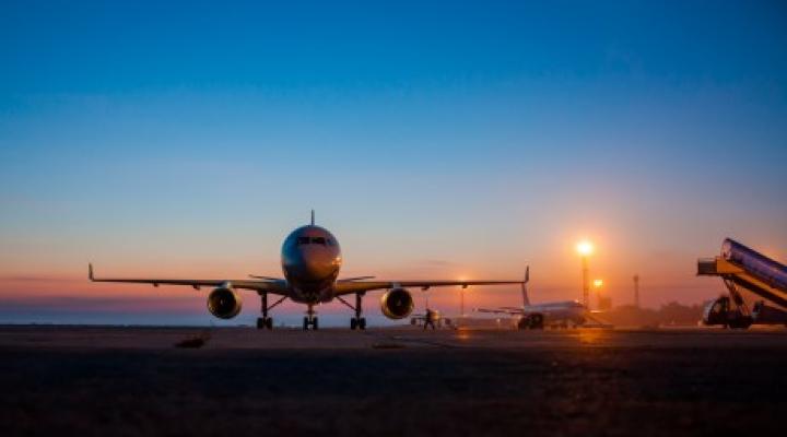 Samolot pasażerski na płycie lotniska o wschodzie słońca (fot. EASA)