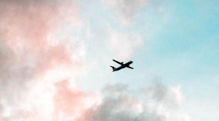 Samolot pasażerski na tle nieba i chmur - widok z daleka z dołu (fot. zrpl.pl)