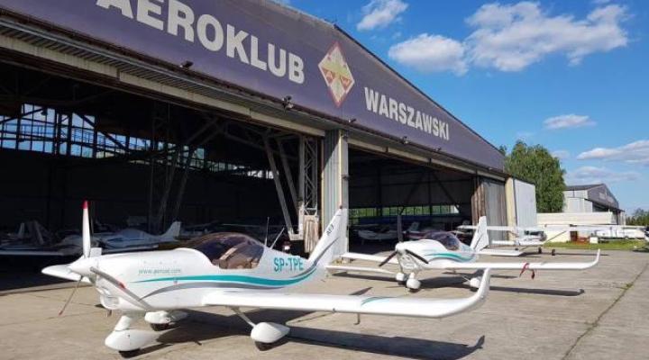 Samoloty AT3 przed hangarem Aeroklubu Warszawskiego (fot. Aeroklub Warszawski/FB)
