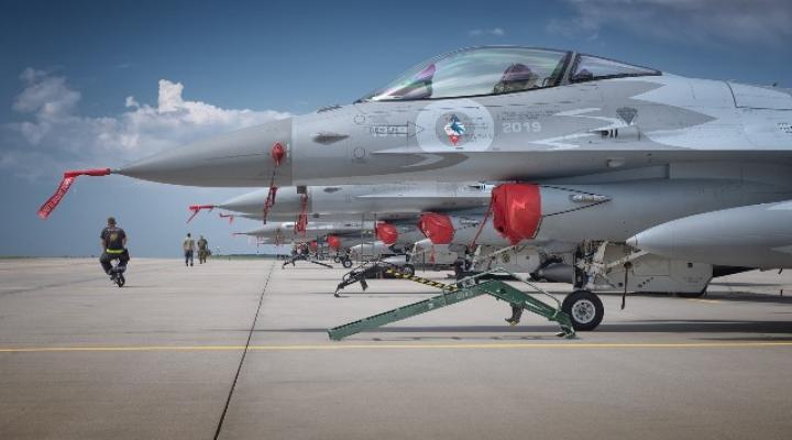 Samoloty F-16 na płycie lotniska 32.BLT (fot. Piotr Łysakowski)