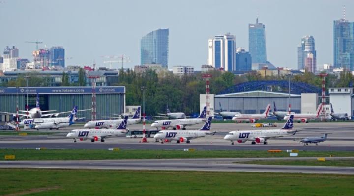 Samoloty LOT-u na płycie Lotniska Chopina (fot. Piotr Bożyk/PAŻP)