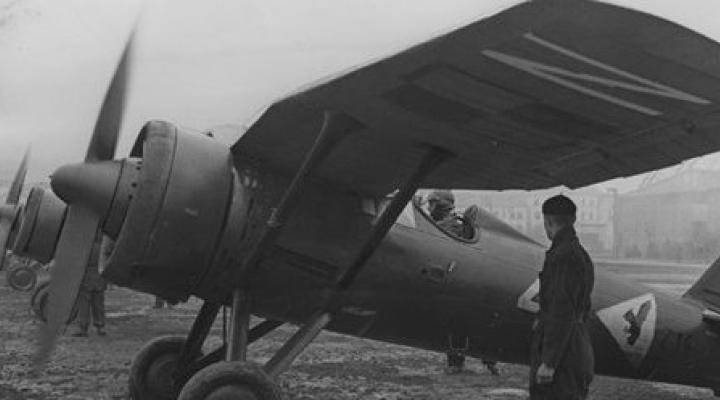 Samoloty PZL P.11 C ze 113 eskadry myśliwskiej 1 pułku lotniczego na lotnisku (1939) (fot. NAC)