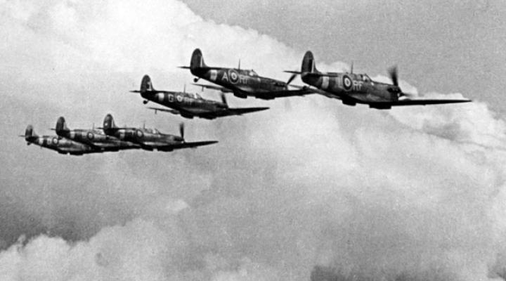 Samoloty Spitfire polskiego Dywizjonu Myśliwskiego 303 w Wielkiej Brytanii (fot. Narodowe Archiwum Cyfrowe)