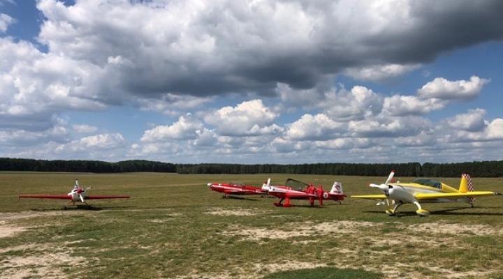 Samoloty biorące udział w zawodach w Akrobacji Samolotowej w Zielonej Górze (fot. Sławek Cichoń)