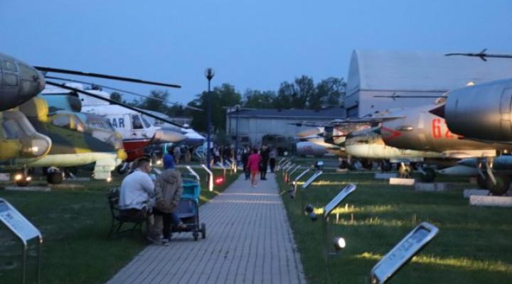 Samoloty i śmigłowce na ekspozycji plenerowej Muzeum Sił Powietrznych (fot. Kamil Krypski)