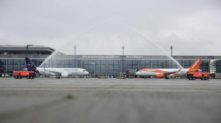 Samoloty Lufthansy i Easyjet powitane salutem wodnym na lotnisku Berlin-Brandenburg (fot.BER-Berlin Brandenburg Airport/Twitter)