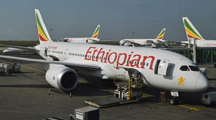Samoloty linii lotniczych Ethiopian Airlines na płycie lotniska (fot. Alan Wilson/CC BY-SA/Wikimedia Commons)