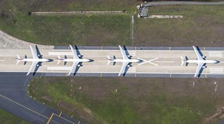 Samoloty pasażerskie na pasie startowym - widok z góry (fot. FAA)