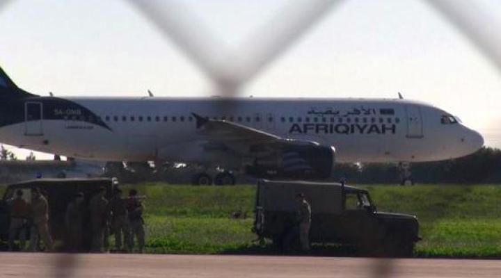 Samot A320 Afriqiyah Airways na pasie startowym na Malcie (fot. kadr z filmu autorstwa Steve'a Zammit Lupi/Times of Malta)