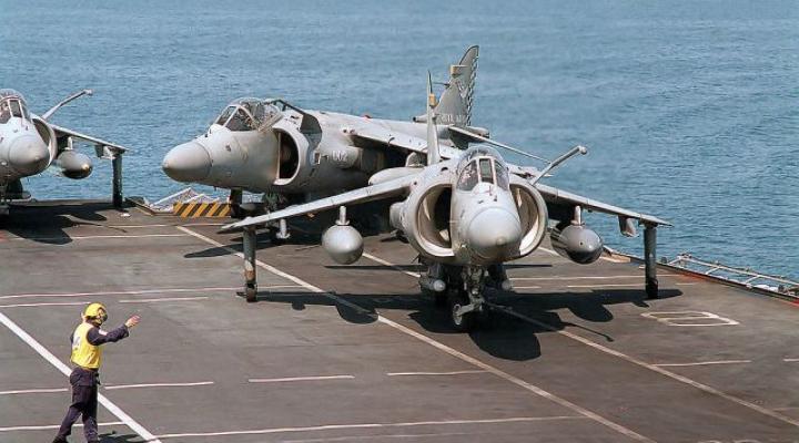 Sea Harriery FA.2 na pokładzie lotniskowca HMS "Illustrious" (fot. PHC Alexander C. Hicks, USN/Wikimedia Commons)