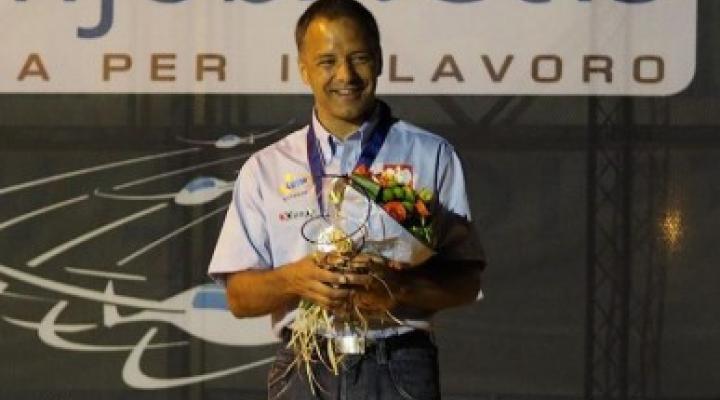 Sebastian Kawa na podium w Mistrzostwach Świata w Wyścigach Szybowcow (fot. FAI Sailplane Grand Prix/Facebook Official Fanpage)
