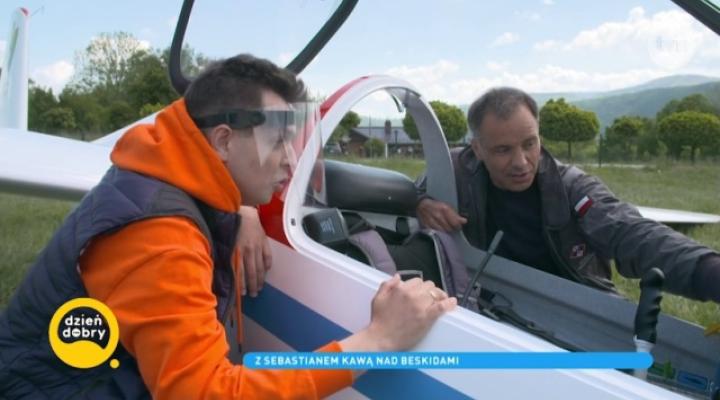 Sebastian Kawa i Michał Nobis przy szybowcu PW-6U (fot. kadr z programu Dzień Dobry TVN)