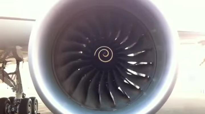 Silnik Rolls Royce w Boeingu Dreamliner (kadr z filmu na youtube.pl)