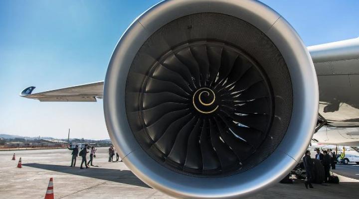 Silnik turbowentylatorowy samolotu pasażerskiego (fot. boldmethod.com)