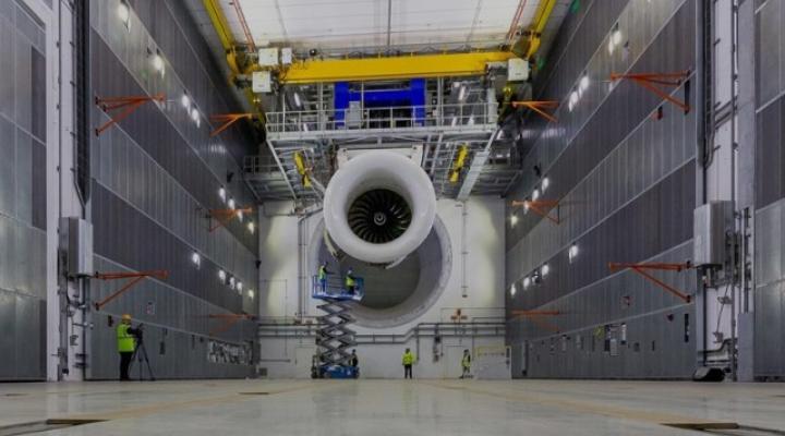 Silnik w największym stanowisku testowym dla przemysłu lotniczego (fot. Rolls-Royce)