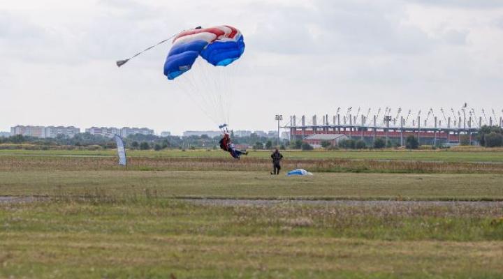 Skoczek spadochronowy ląduje na strefie spadochronowej AZM (fot. lubin.pl)