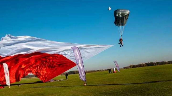 Skok spadochronowy z flagą (fot. L(k)Szwendacz, Sky Magic)