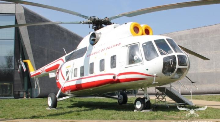 Śmigłowiec Mi-8 w wersji pasażerskiej VIP, który obsługiwał wizyty papieża Jana Pawła II w Polsce (fot. muzeumlotnictwa.pl)