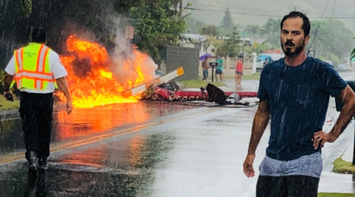Śmigłowiec Robinson R44 spadł na dwupasmową drogę pośród domów w Kailua (fot. MyKailuaTwitter)
