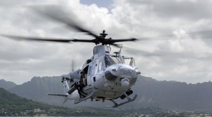 Śmigłowiec UH-1Y manewruje w kierunku celu podczas ćwiczeń (fot. Bell)