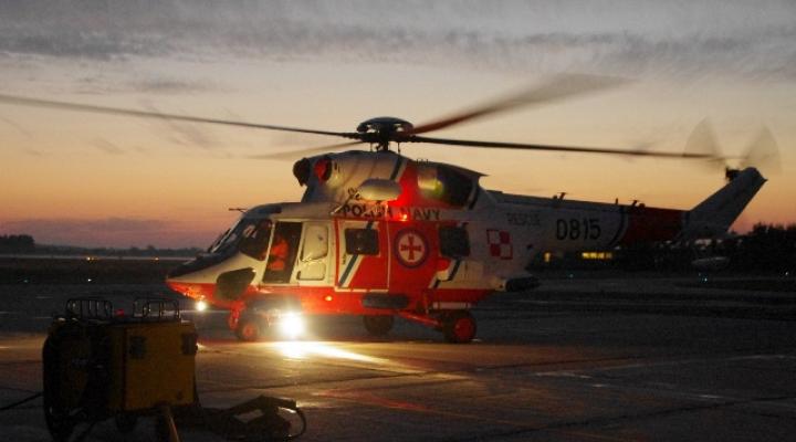 Śmigłowiec ratowniczy W-3RM na płycie lotniska w Gdyni Babich Dołach