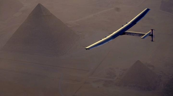 Solar Impulse 2 w Kairze (fot. solarimpulse.com)