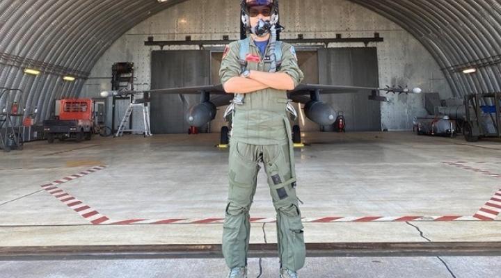 "Sox", pilot F-16 przed hangarem (fot. Staff Sgt. Jonathan Snyder)