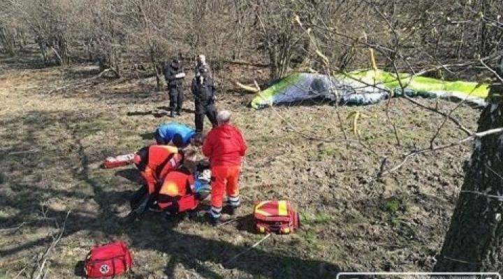 Spadł paralotniarz w okolicach Chrośnicy (fot. Redakcja 24jgora.pl)