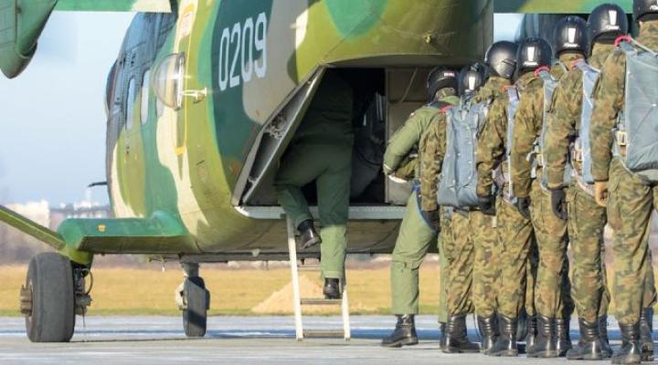 Spadochroniarze wchodzą do samolotu M-28 "Bryza" (fot. por. Ewa Złotnicka)