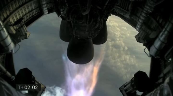 Starship firmy SpaceX - widok na dysze podczas startu (fot. kadr z filmu SpaceX)