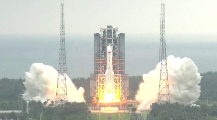 Start rakiety Długi Marsz 5B (fot. kadr z filmu na youtube.com)