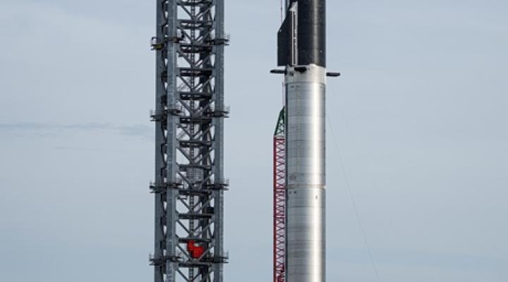 Statek kosmiczny Starship na wyrzutni orbitalnej (fot. SpaceX/Twitter)