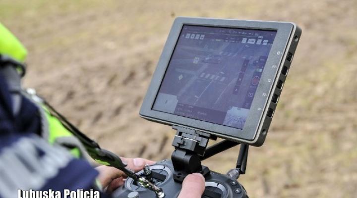 Sterowanie dronem (fot. lubuska.policja.gov.pl)