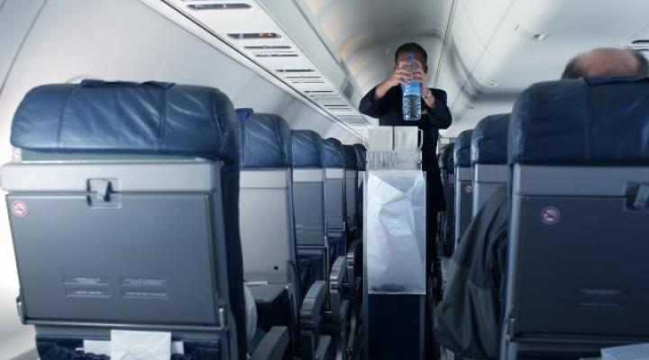 Steward na pokładzie samolotu (fot. FAA)