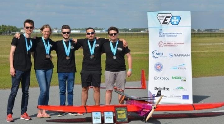 Studenci Politechniki Rzeszowskiej zdobyli 3 medale na zawodach lotniczych w USA (fot. EUROAVIA Rzeszów)