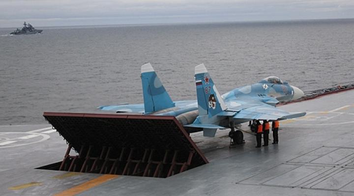 Su-33 przygotowuje się do startu na pokładzie lotniskowca Admirał Kuzniecow (fot. Kremlin.ru/CC BY 3.0/Wikimedia Commons)