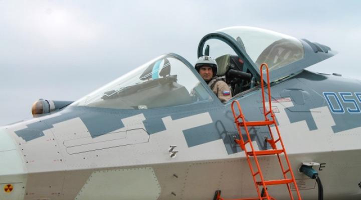 Su-57 - widok z bliska na kabinę i pilota za sterami (fot. uacrussia.ru)