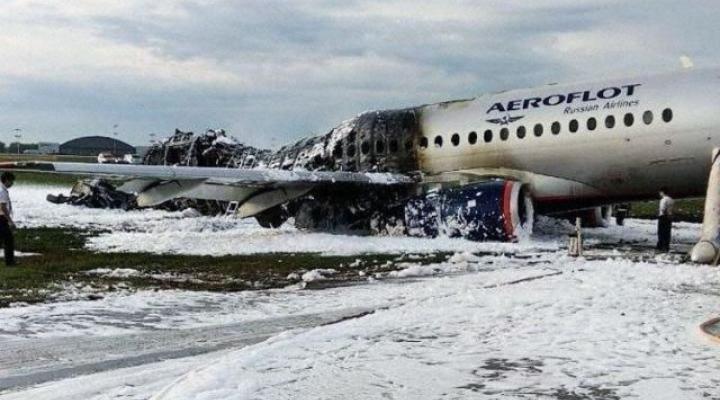 Sukhoi Superjet 100-95 Aeroflotu po ugaszeniu pożaru po lądowaniu na lotnisku Szeremietiewo (fot. avherald.com)