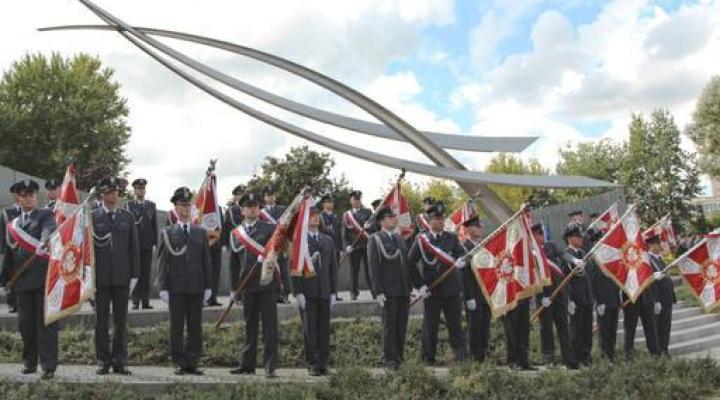 Apel przed Pomnikiem Ku Czci Lotników Polskich Poległych w latach 1939 – 1945 (fot. chor. Jerzy Jabłoński/DGRSZ)