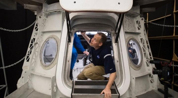 Szef NASA Jim Bridenstine odwiedził siedzibę SpaceX, aby zobaczyć postępy w pracy (fot. SpaceX/Twitter)