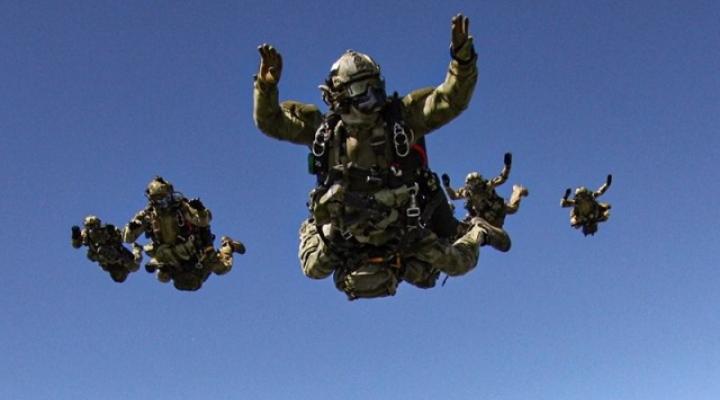Szkolenie komandosów JWK z wykonywania skoków z bardzo dużych wysokości (fot. arch. JWK)